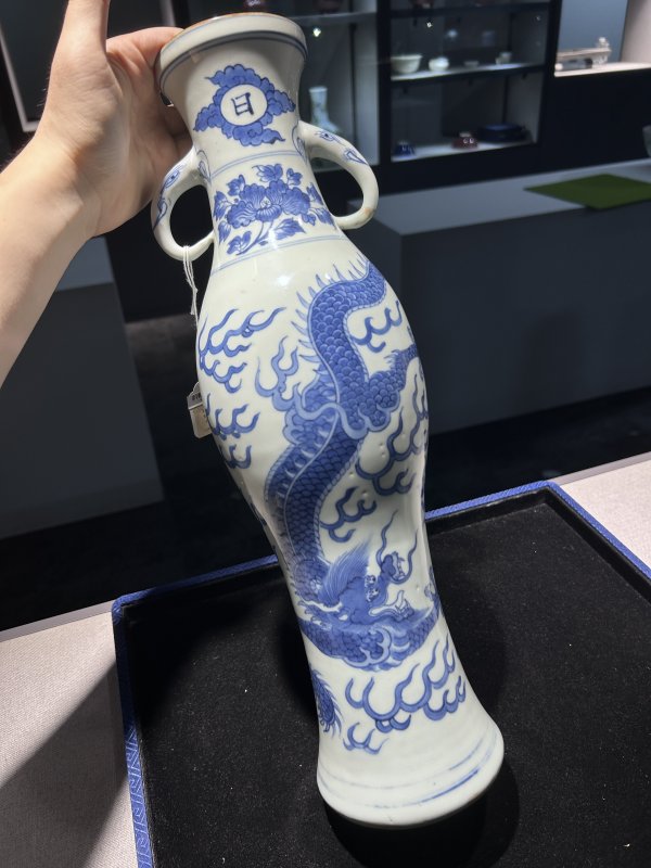 明万历 青花云龙纹象耳瓶 - 图2