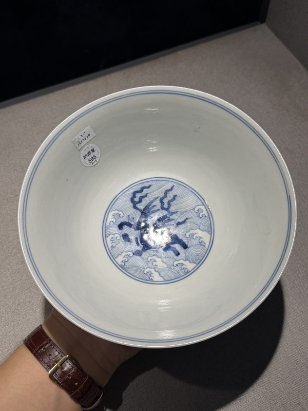 清道光 青花海水八怪图碗一对 - 图15