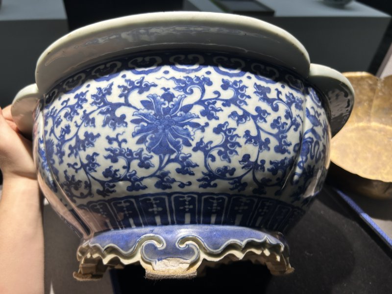 清中期 青花莲托八宝海棠形花盆一对 - 图5
