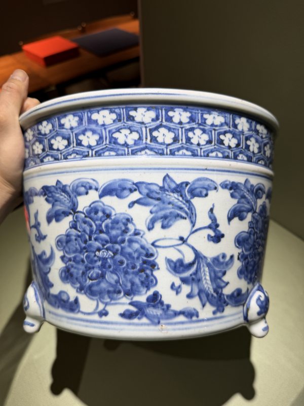 空白期 缠枝牡丹纹青花三足炉 - 图4