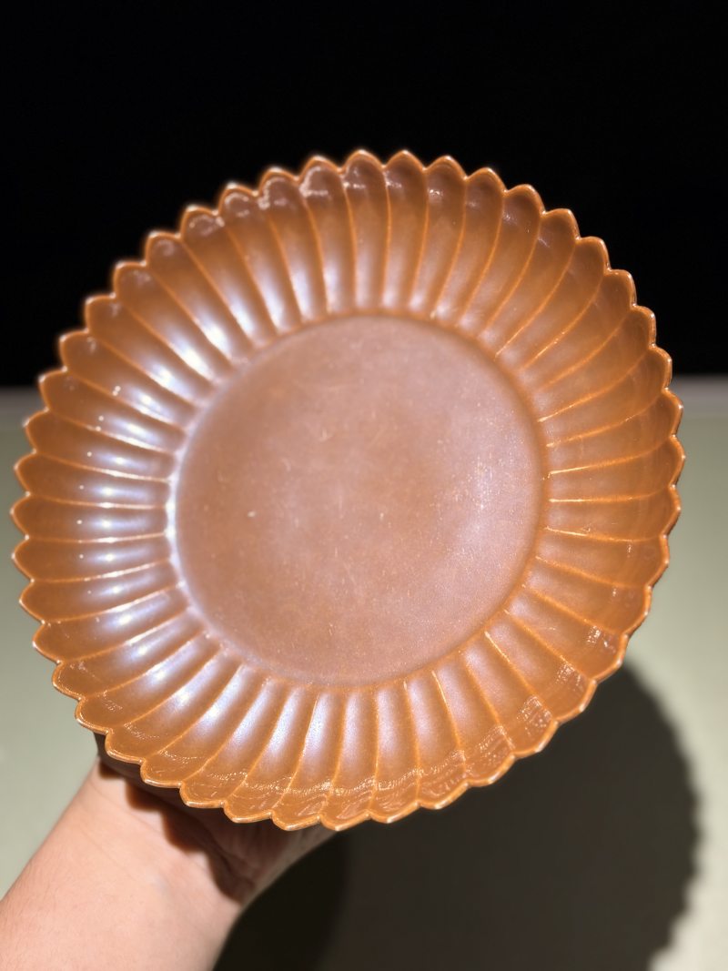 清雍正 紫金釉菊瓣盘 - 图8