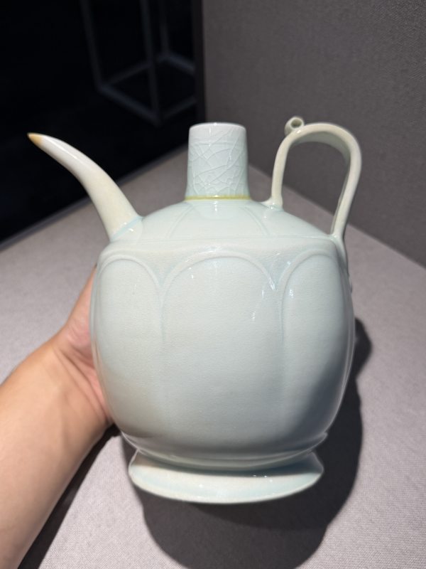明 青釉刻花瓣形狮钮执壶 - 图5