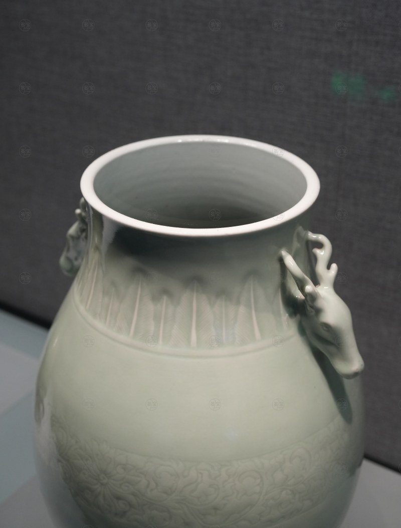 清乾隆 粉青釉暗花缠枝莲纹鹿头尊 - 图4