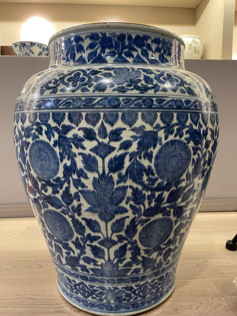 清康熙 青花痕都斯坦纹样大丰肩罐 - 图2