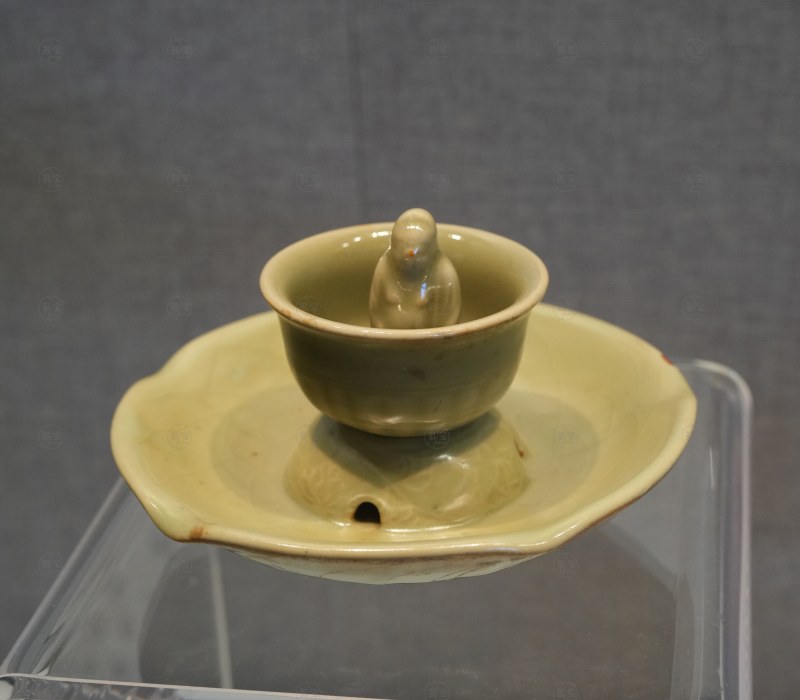 元 龙泉窑青釉划花堆塑公道杯 - 图2