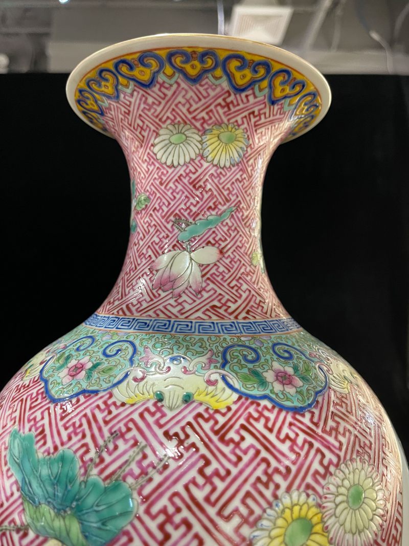 清乾隆 粉彩开窗花鸟观音瓶 - 图6