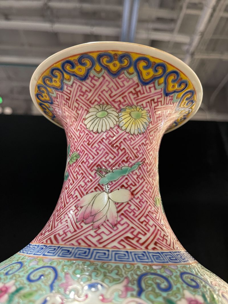 清乾隆 粉彩开窗花鸟观音瓶 - 图7