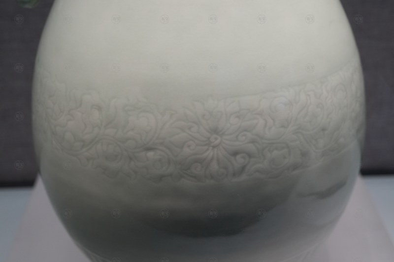清乾隆 粉青釉暗花缠枝莲纹鹿头尊 - 图6