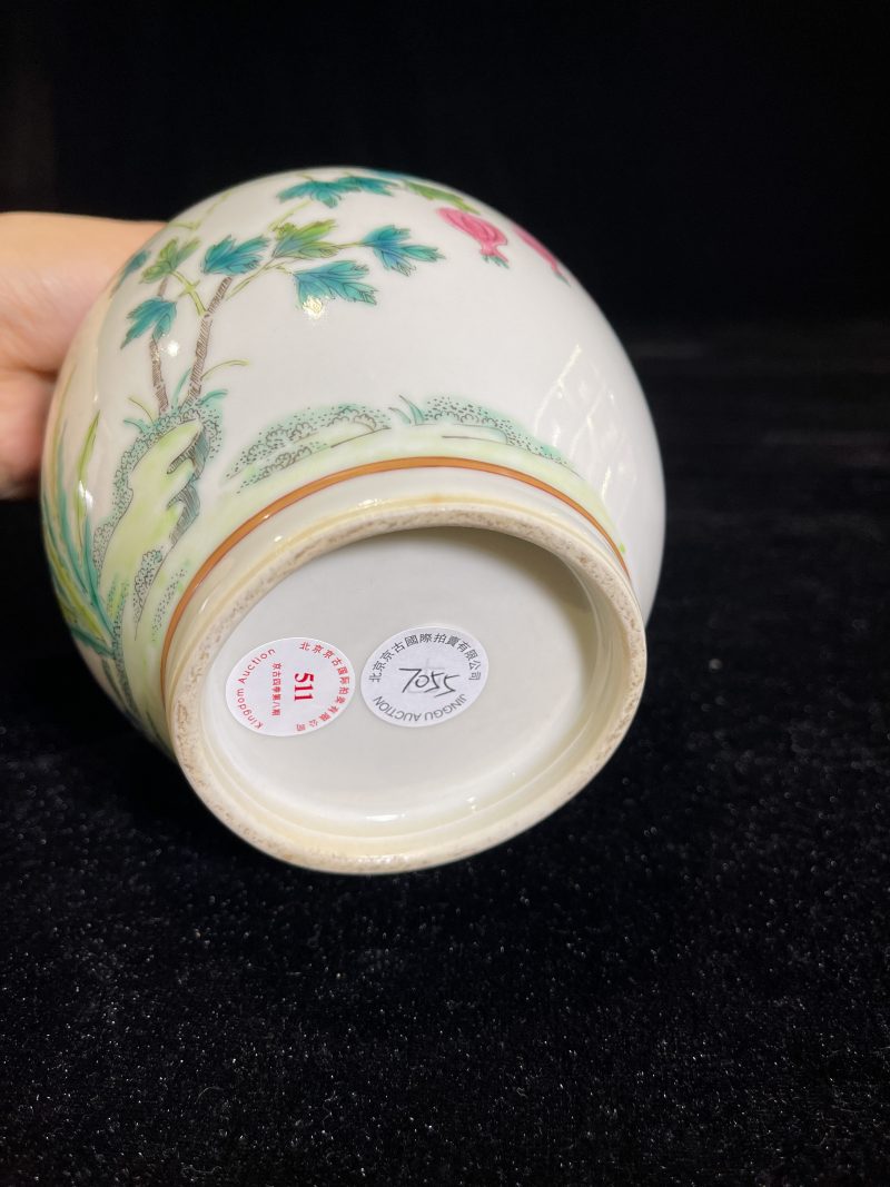 清 粉彩杏林春燕图瓶 - 图5