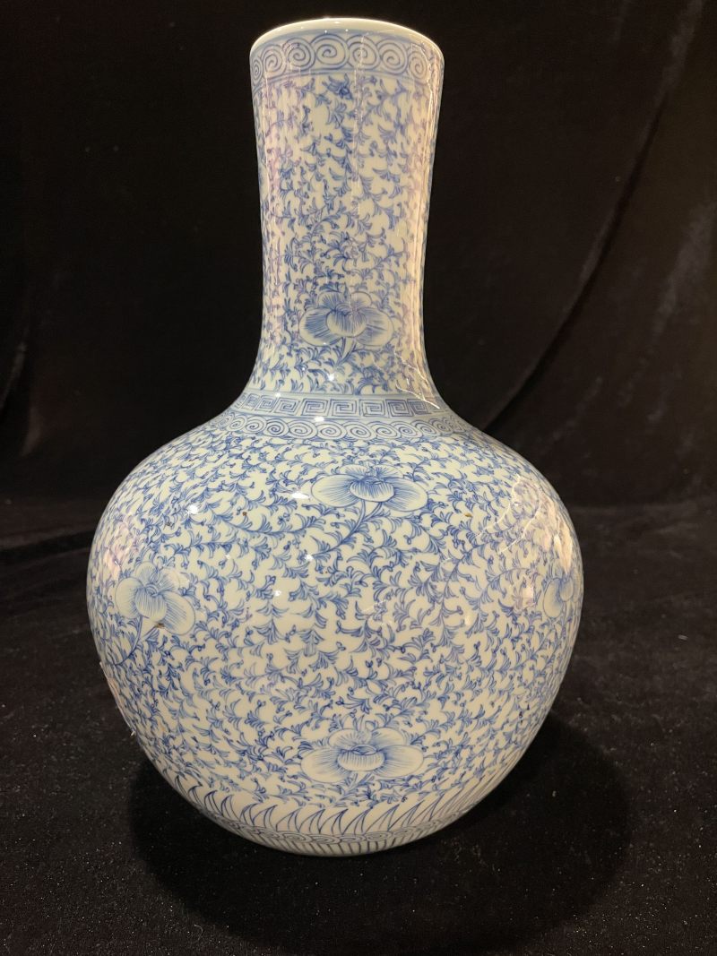 清 青花缠枝花卉纹天球瓶 - 图2