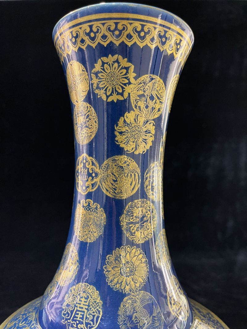 清光绪 霁蓝釉描金皮球花纹赏瓶 - 图3