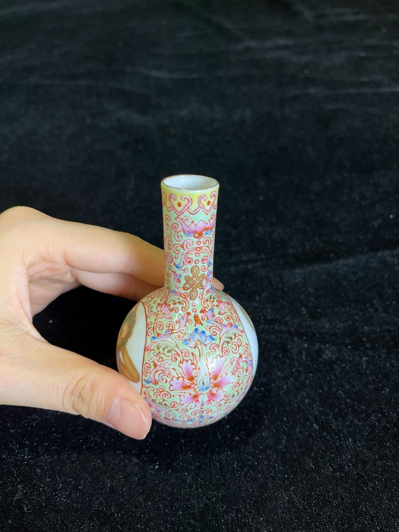 民国 珐琅彩西洋人物纹小瓶 - 图4