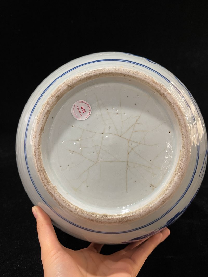 清晚期 青花狮子戏球纹天球瓶 - 图6