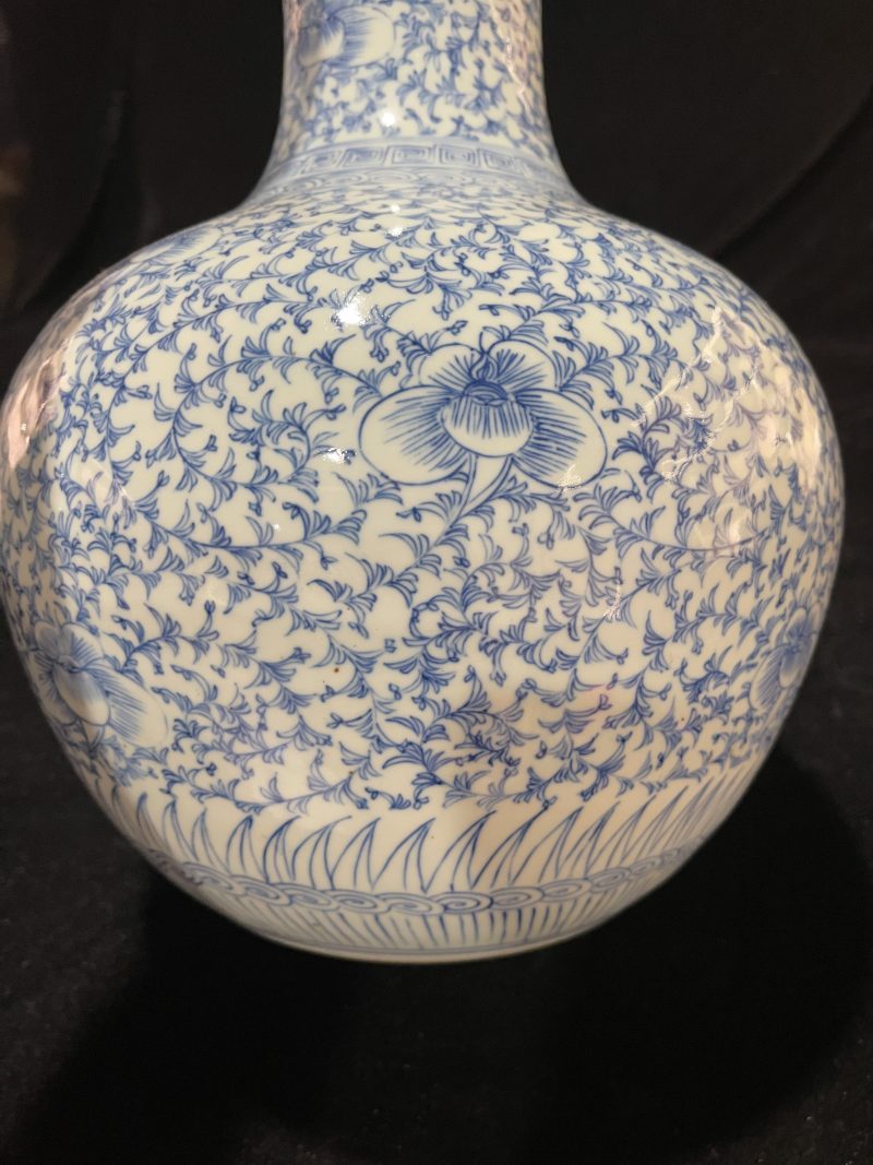 清 青花缠枝花卉纹天球瓶 - 图5