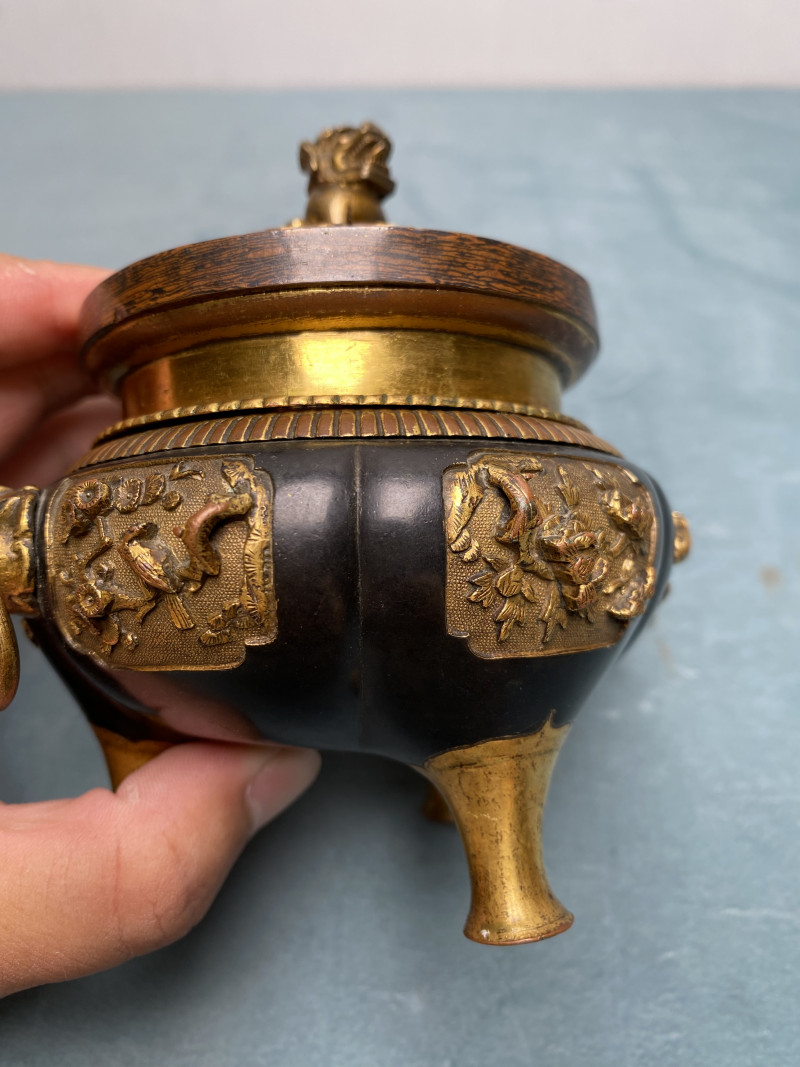 清乾隆 造办处乌铜走金狮钮花鸟纹三足炉 - 图12