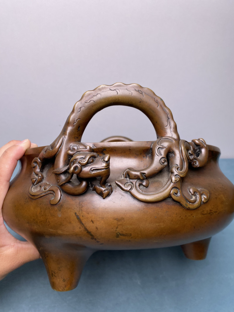 清乾隆 “大明宣德年制”款铜双龙耳冲天炉（附原配底座） - 图16
