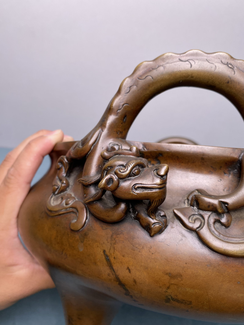 清乾隆 “大明宣德年制”款铜双龙耳冲天炉（附原配底座） - 图17