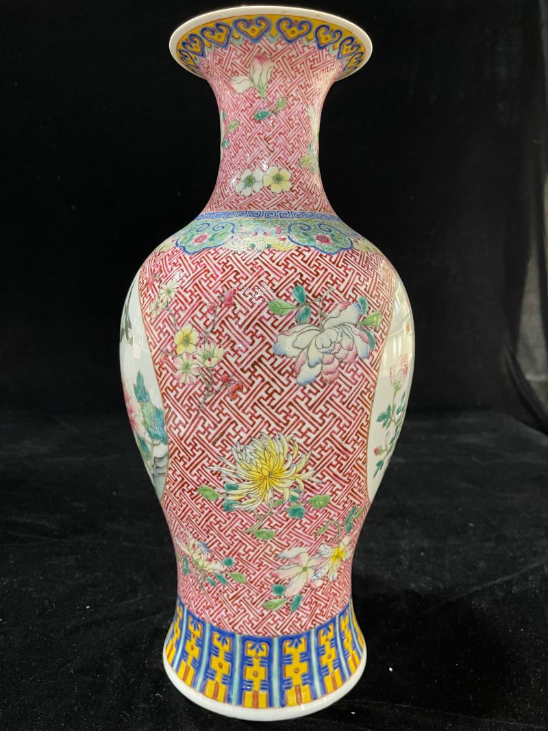 清乾隆 粉彩开窗花鸟观音瓶 - 图3