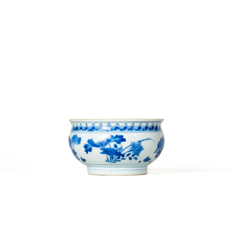 明崇祯 青花洞石花卉纹炉 - 图1