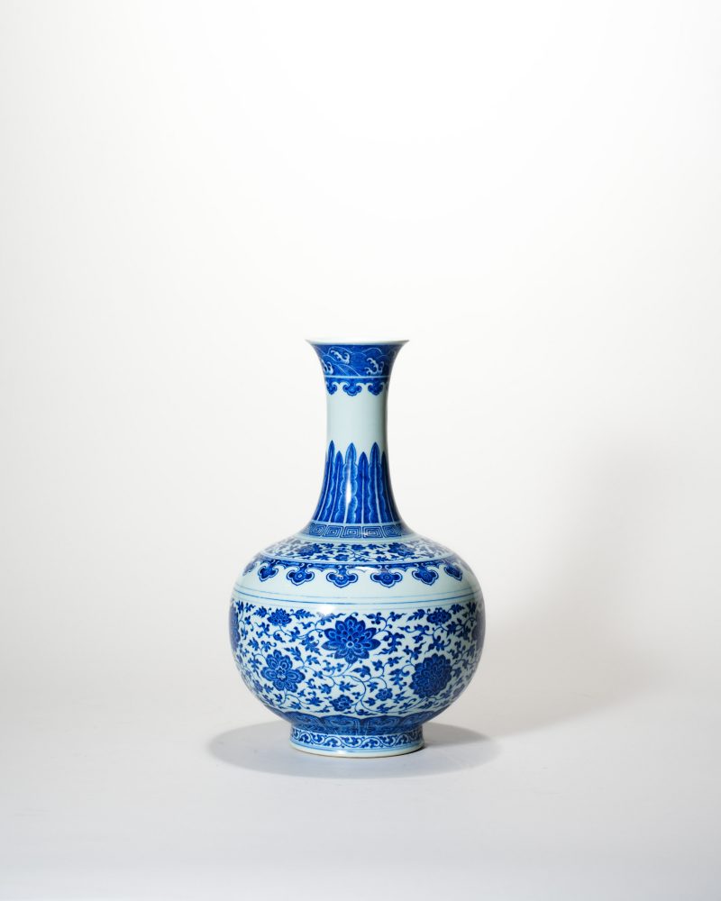 清乾隆 青花缠枝莲纹赏瓶 - 图1