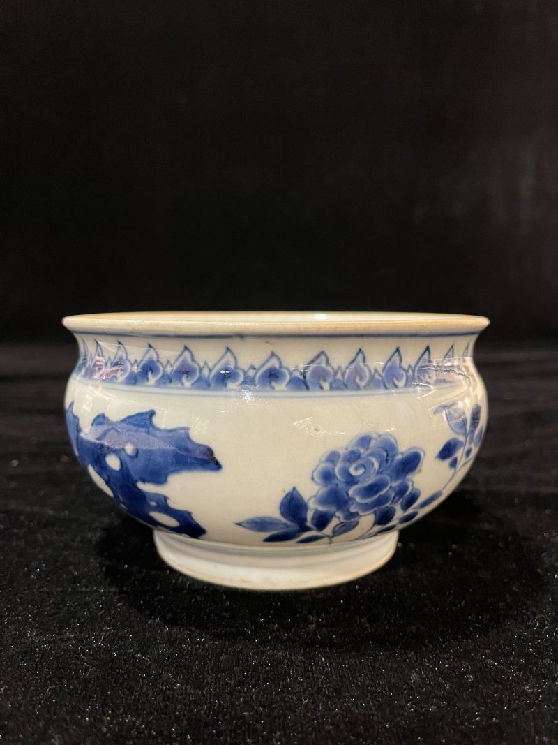 明崇祯 青花洞石花卉纹炉 - 图2