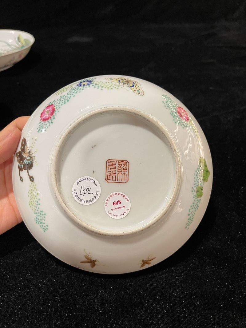 清道光 粉彩花蝶纹盘 - 图5
