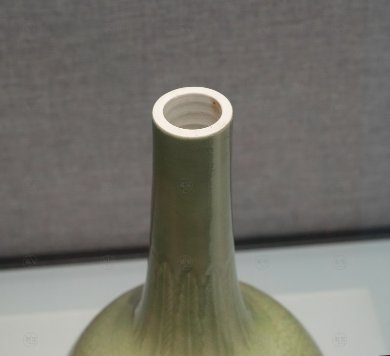 清 豆青釉刻花艺凤纹胆瓶 - 图2
