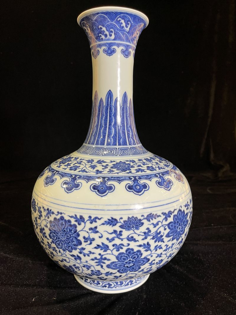 清乾隆 青花缠枝莲纹赏瓶 - 图3