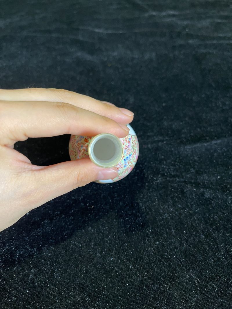 民国 珐琅彩西洋人物纹小瓶 - 图5