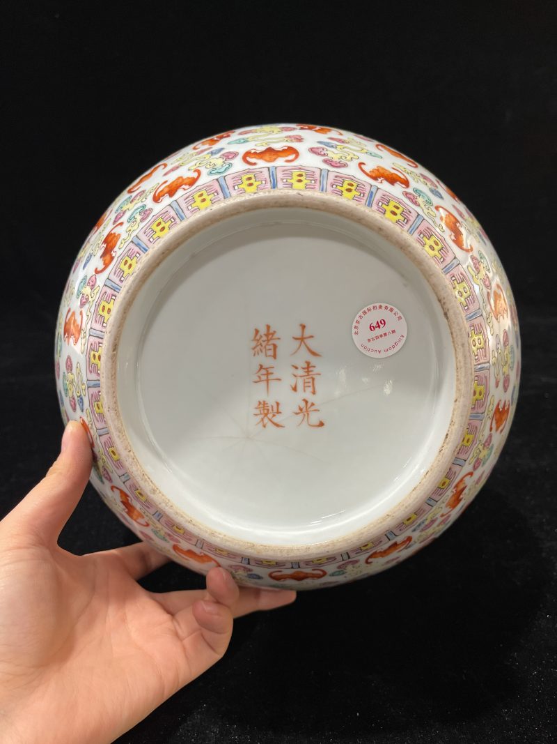 清光绪 粉彩云蝠纹赏瓶 - 图8