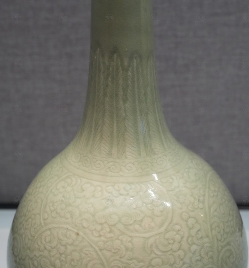 清 豆青釉刻花艺凤纹胆瓶 - 图3