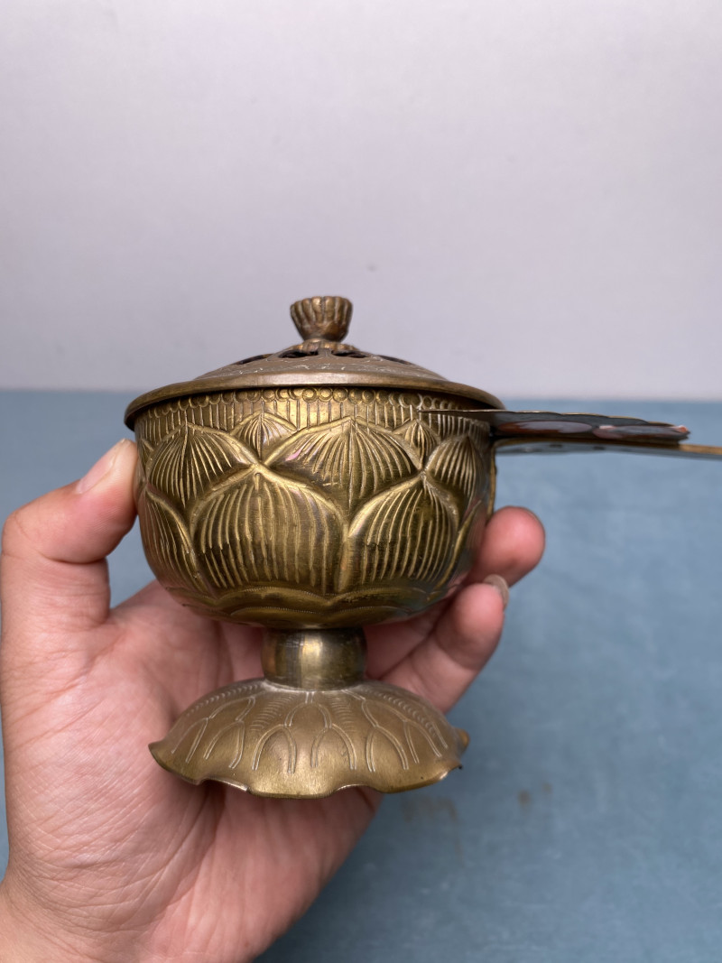 清  铜錾刻唐草纹莲式行炉 - 图18