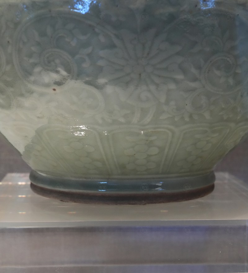 清乾隆 豆青釉暗花缠枝莲纹赏瓶 - 图6