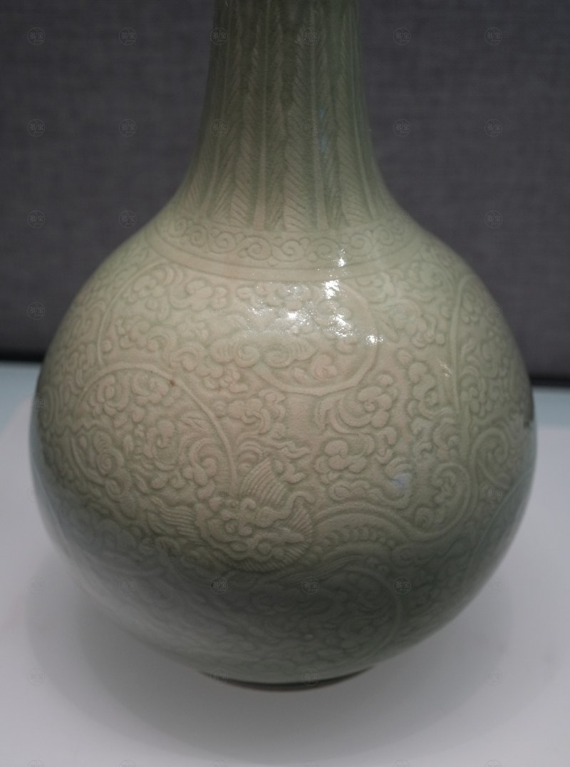 清 豆青釉刻花艺凤纹胆瓶 - 图4