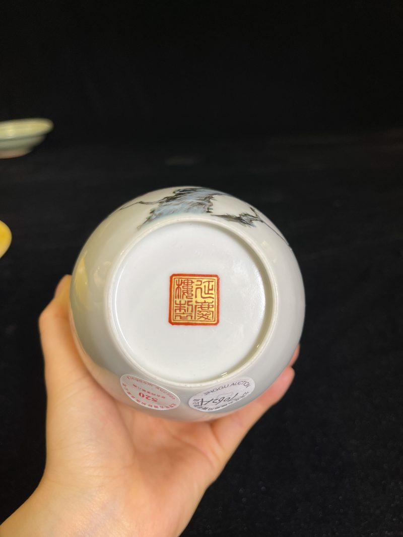 民国 粉彩梅雀图撇口瓶 - 图6