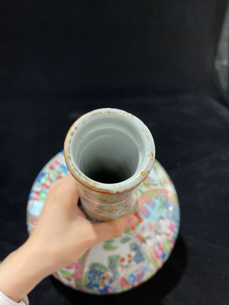 清乾隆 广彩人物纹荸荠瓶一对 - 图8