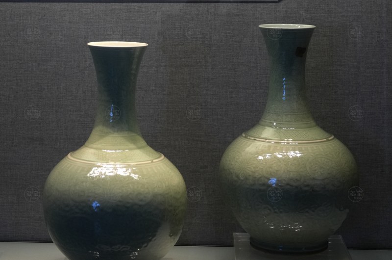 清乾隆 豆青釉暗花缠枝莲纹赏瓶 - 图7