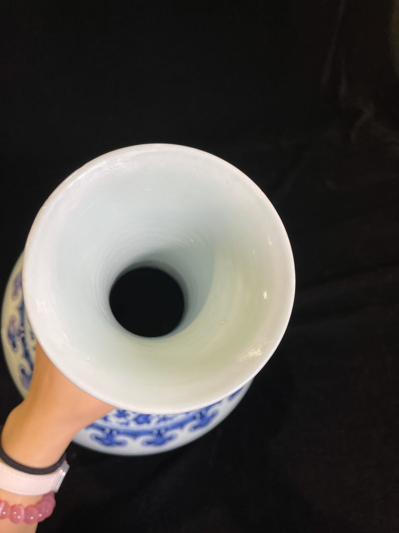 清乾隆 青花缠枝莲纹赏瓶 - 图6
