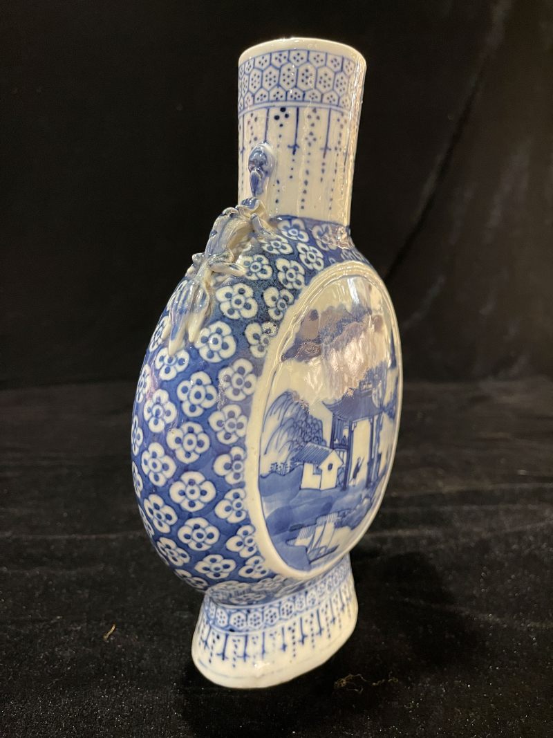 清中期 青花山水人物纹抱月瓶 - 图3
