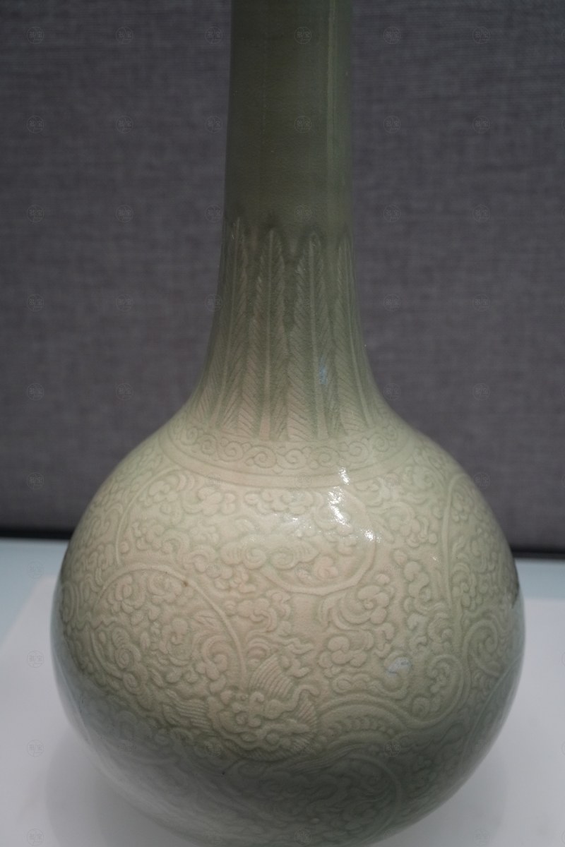 清 豆青釉刻花艺凤纹胆瓶 - 图5