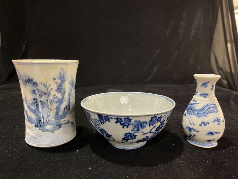 清 青花山水纹香炉、花卉纹碗、龙凤纹小瓶一组3件 - 图2