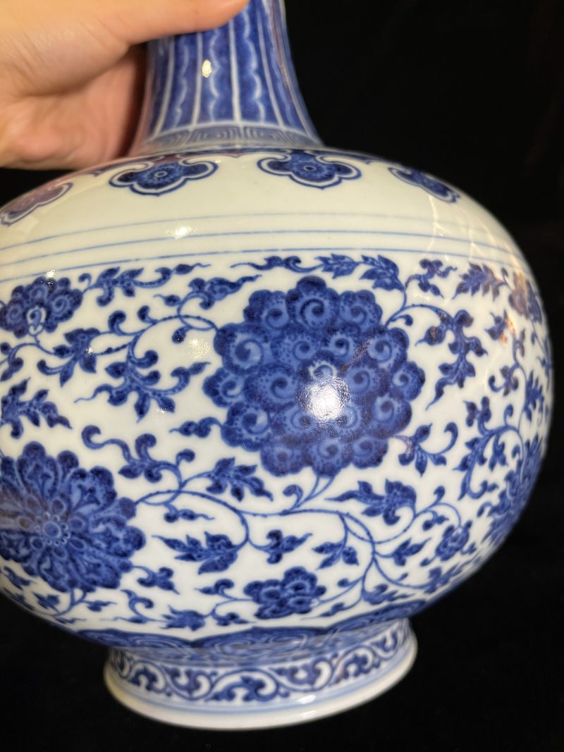 清乾隆 青花缠枝莲纹赏瓶 - 图7