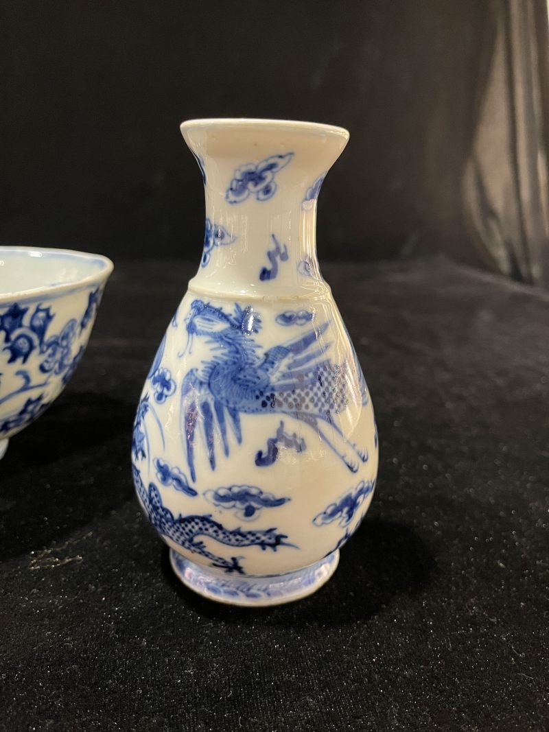 清 青花山水纹香炉、花卉纹碗、龙凤纹小瓶一组3件 - 图3