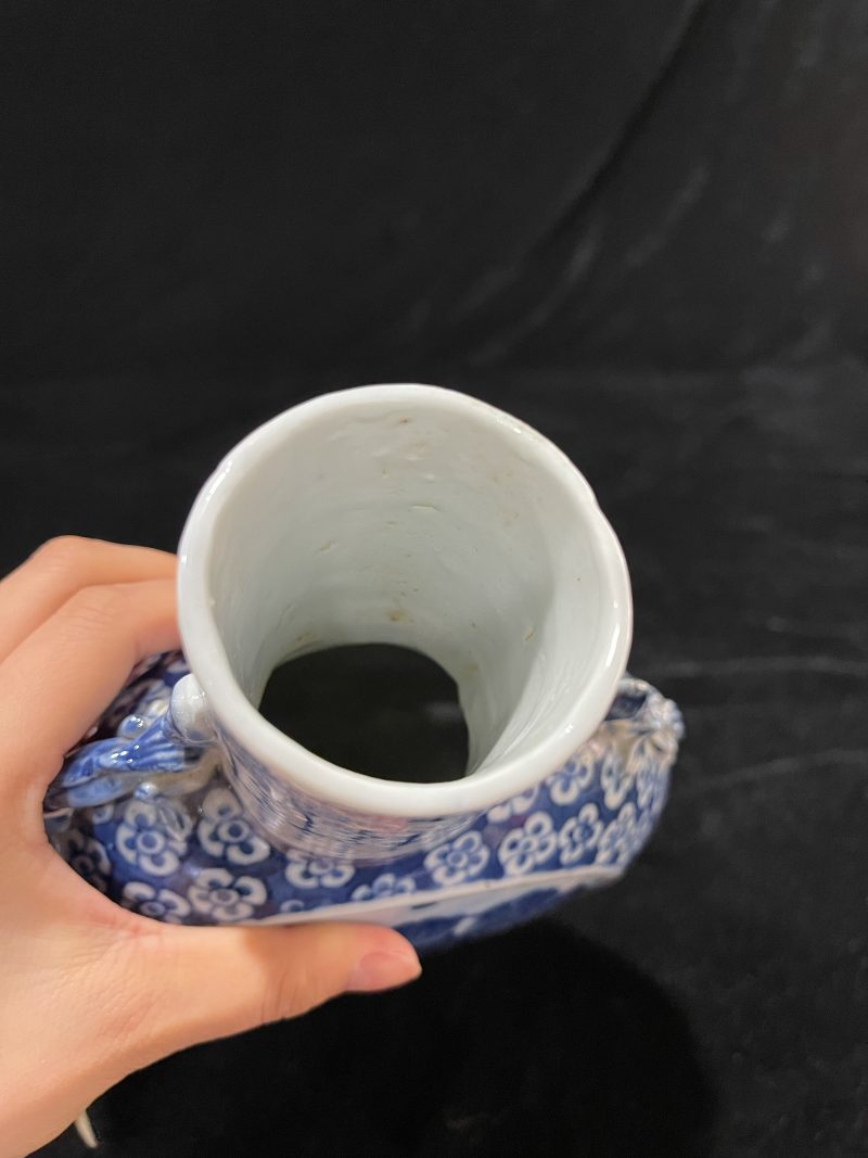 清中期 青花山水人物纹抱月瓶 - 图5