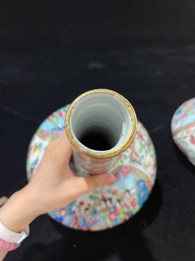 清乾隆 广彩人物纹荸荠瓶一对 - 图12