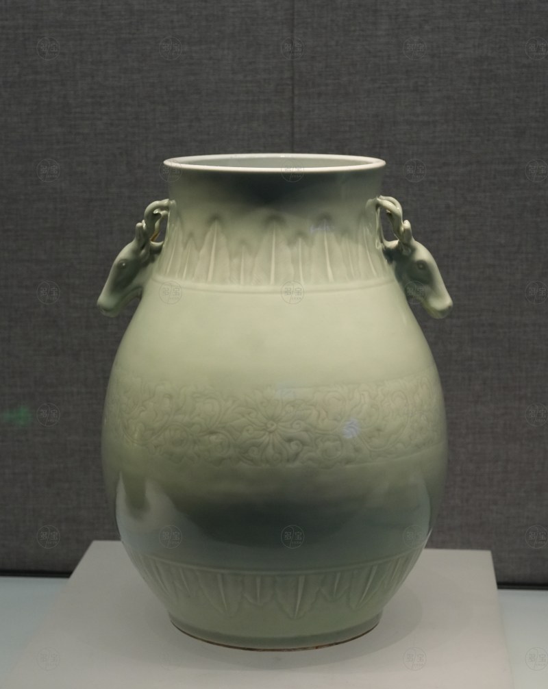 清乾隆 粉青釉暗花缠枝莲纹鹿头尊