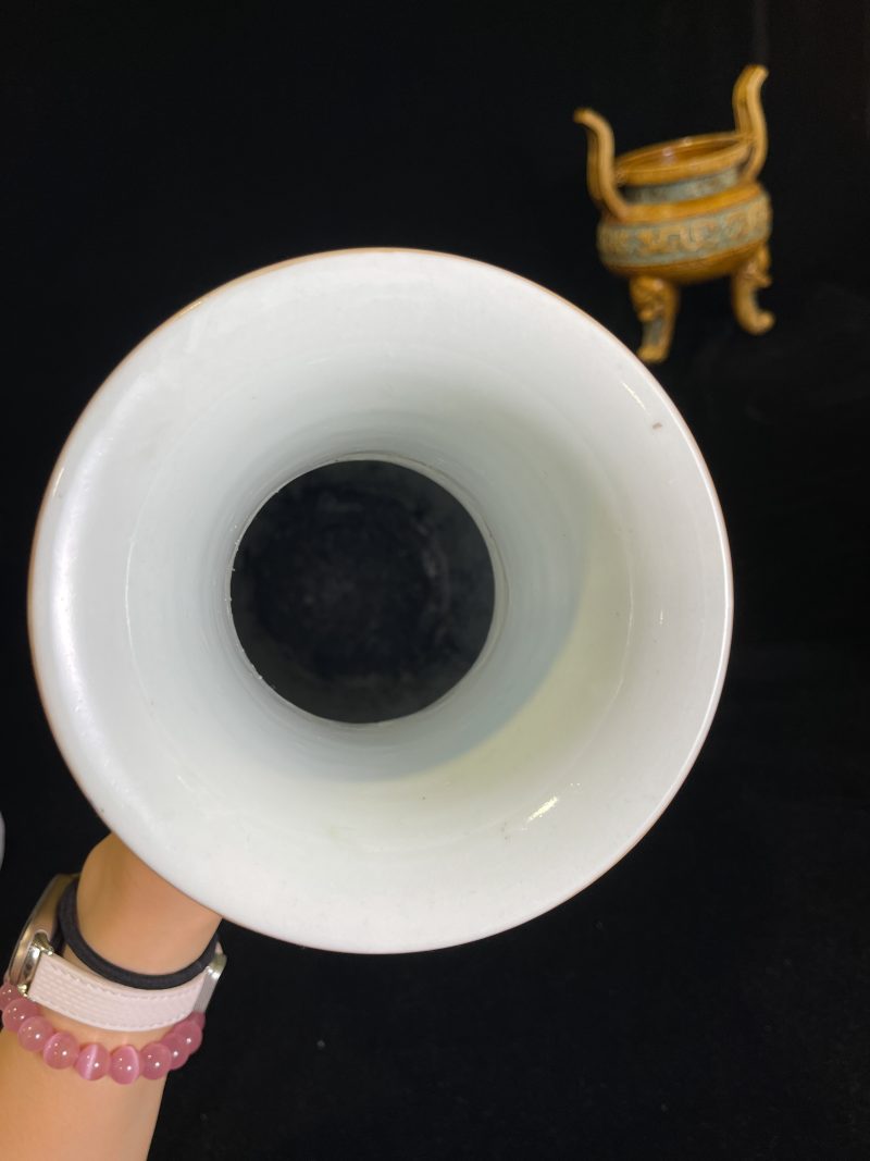 清 黄地粉彩龙穿花纹大瓶 - 图5