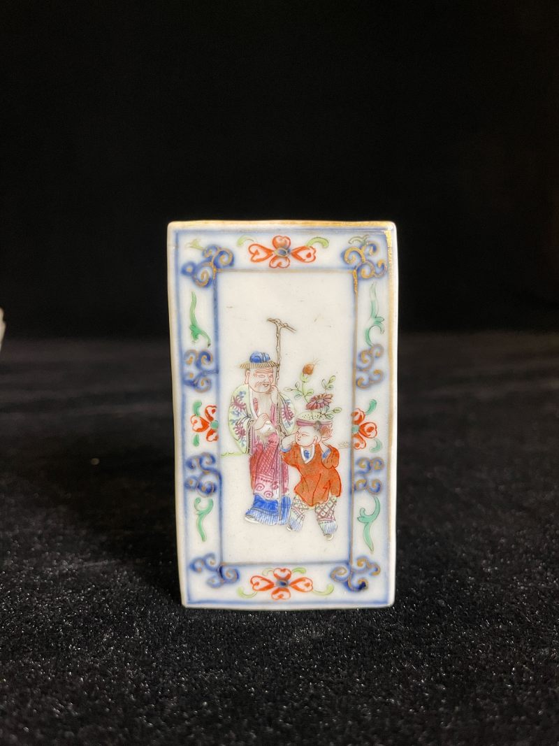 清乾隆 青花加粉彩描金人物花卉纹四方笔筒 - 图2