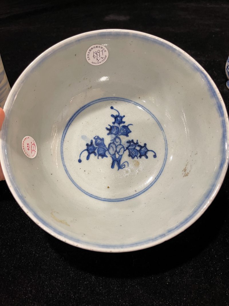 清 青花山水纹香炉、花卉纹碗、龙凤纹小瓶一组3件 - 图6