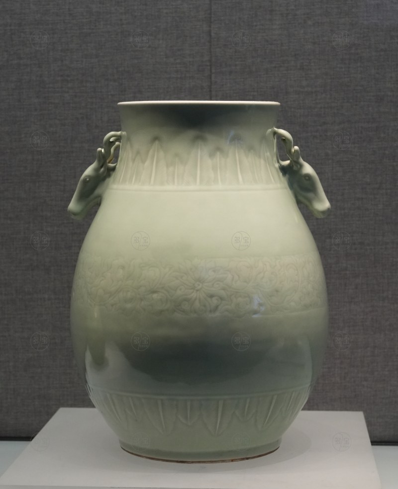 清乾隆 粉青釉暗花缠枝莲纹鹿头尊 - 图2